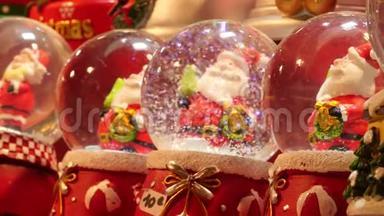 法国巴黎-2019年12月11日：圣诞市场上出售的<strong>小雪球</strong>生圣诞老人